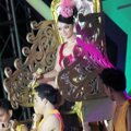 Zaskia Gotik Masuk Panggung dengan Naik Singgasana