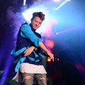 G-Dragon Nyanyikan 'Crooked' di Konser 'Passion Talk'