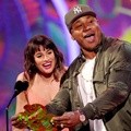 Lea Michele Bersama LL Cool J Bacakan Nominasi Favorite Funny Star