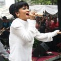 Julia Perez Saat Pembukaan 'Jupe Fried Chicken'