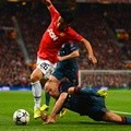 Arjen Robben dan Shinji Kagawa Berebut Bola