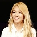 Hyohyeon Cantik dengan Rambut Pirang