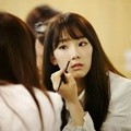 Tae Yeon Bersiap-siap di Belakang Panggung