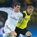 Gareth Bale Berusaha Merebut Bola dari Oliver Kirch
