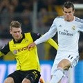 Gareth Bale Berusaha Mendahului Lukasz Piszczek
