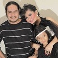 Dea Mirella Bersama Keluarga