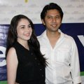 Arumi Bachsin dan Emil Dardak Saat Ditemui di RS Siloam, Jakarta