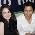 Arumi Bachsin dan Emil Dardak Saat Ditemui di RS Siloam, Jakarta