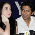 Arumi Bachsin dan Emil Dardak Saat Ditemui di RS Siloam, Jakarta