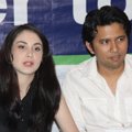 Arumi Bachsin dan Emil Dardak Saat Ditemui di RS Siloam, Jakarta