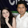 Arumi Bachsin dan Emil Dardak Saat Ditemui di RS Siloam, Jakarta
