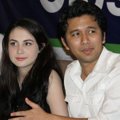 Arumi Bachsin dan Emil Dardak Saat Ditemui di RS Siloam, Jakarta