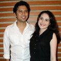 Arumi Bachsin dan Emil Dardak Saat Ditemui di RS Siloam, Jakarta