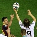 Luka Modric Menangkap Bola dengan Tangan