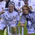Gareth Bale dan Luka Modric Berpose dengan Trofi Copa Del Rey