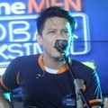 Ariel Saat Tampil Bersama NOAH di Bluegrass