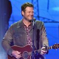 Blake Shelton Nyanyikan 'Doin' What She Likes' di iHeartRadio Music Awards 2014