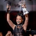 Rihanna Raih Piala Artist of the Year