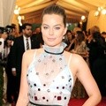 Margot Robbie Kenakan Busana Rancangan Prada