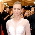 Naomi Watts dengan Gaun dari Givenchy