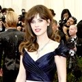 Zooey Deschanel Kenakan Gaun Rancangan Tommy Hilfiger