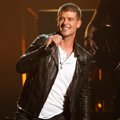 Robin Thicke Nyanyikan Lagu 'Get Her Back'