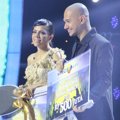 Nowela dan Husien Terima Hadiah di Result and Reunion Show Indonesian Idol 2014