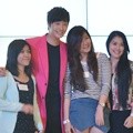 Jung Il Woo Berfoto Bersama Fans yang Beruntung