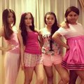 Christie Julia Berfoto Bersama Teman-temannya