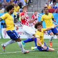 Aksi David Luiz di Laga Perdana Piala Dunia 2014
