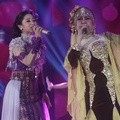 Dewi Persik dan Elvy Sukaesih di Panggung Grand Final KDI 2014