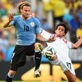 Diego Forlan dan Yeltsin Tejeda Berebut Bola dengan Sengit