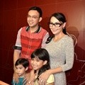 Sandy Tumiwa dan Tessa Kaunang Bersama Anak-Anak