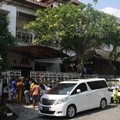 Tampak Depan Rumah Pipik dan Alm. Ustadz Jeffry Al Buchori yang Terbakar