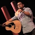 Farhan Melelang Gitar Milik Oppie Andaresta