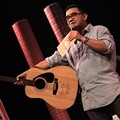 Farhan Melelang Gitar Milik Oppie Andaresta