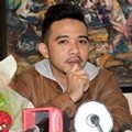 Roby Geisha Memberikan Keterangan kepada Wartawan