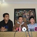 Geisha Didampingi Indrawati Widjaja Memberikan Keterangan kepada Pers