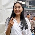 Happy Salma Hadiri Konser 'Salam 2 Jari'