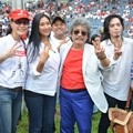 Musisi dan Artis Hadir di Konser 'Salam 2 Jari'