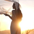 Olivia Jensen Berpose Saat Sunset
