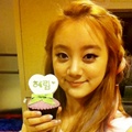 Hyelim Berfoto Dengan Kue 'Cupcake'