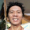 Bimbim Slank Menunjukkan Dua Jarinya Seusai Mencoblos