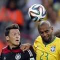 Mesut Ozil dan Maicon Bersaing Ketat Memperebutkan Bola