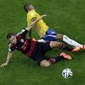 Tampak Miroslav Klose Menahan Laju Luiz Gustavo dari Brasil