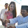 Cinta Laura Dibantu Memasukkan Surat Suara