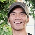 Kaka Slank Saat Memasukkan Surat Suara ke Kotak Suara