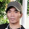 Kaka Slank Saat Memasukkan Surat Suara ke Kotak Suara