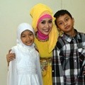 Ratna Listy Bersama Kedua Anaknya