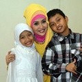 Ratna Listy Bersama Kedua Anaknya